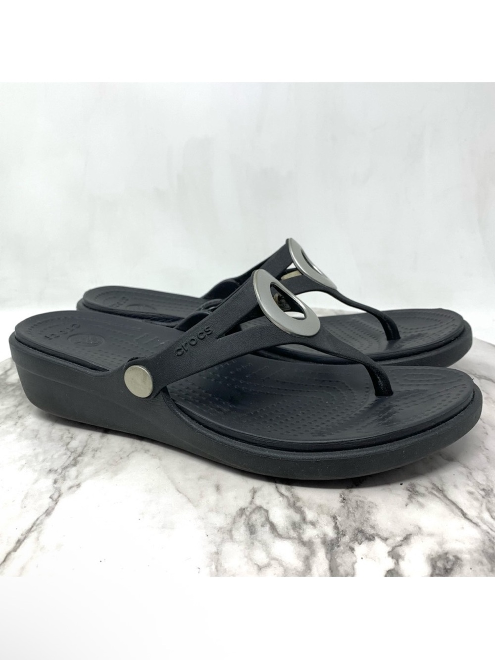 CROCS Sanrah Black Flip-Flop Comfort Wedge Sandals 7 Casual Beach Classic Edgy